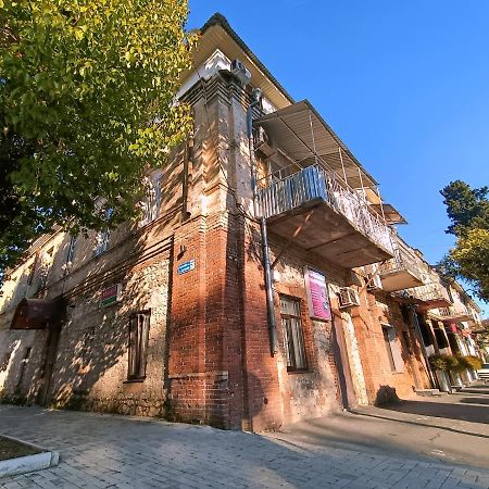 Мини-Отель В Центре Сухума - Аиааира Sukhumi Ngoại thất bức ảnh