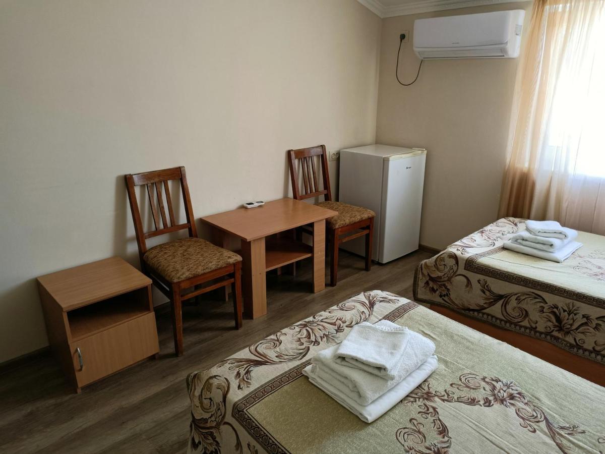 Мини-Отель В Центре Сухума - Аиааира Sukhumi Ngoại thất bức ảnh