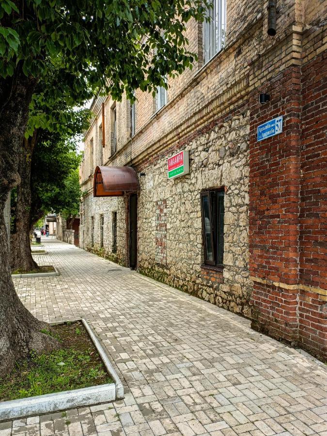 Мини-Отель В Центре Сухума - Аиааира Sukhumi Ngoại thất bức ảnh